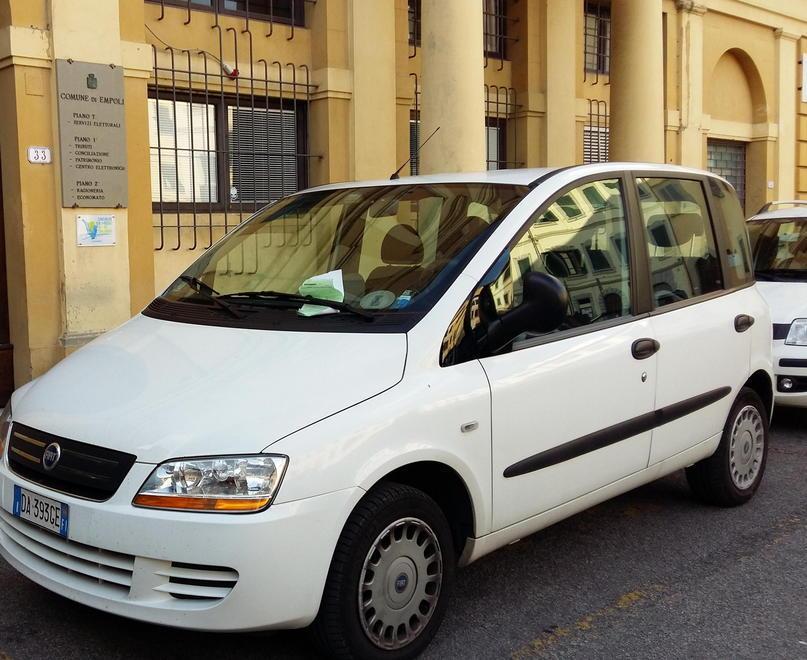La Fiat Multipla con la multa negli spazi riservati agli uffici comunali