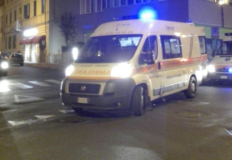 L'intervento dell'ambulanza Svs all'incrocio fra via Calzabigi e via Marradi (foto Dani)