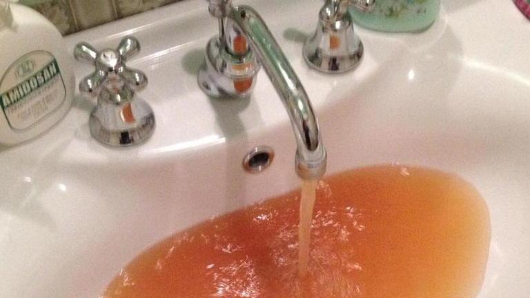 Dai rubinetti di Calamari esce acqua marrone