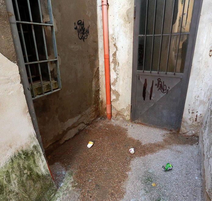 Il vicolo Marchetti tra scritte e cattivi odori