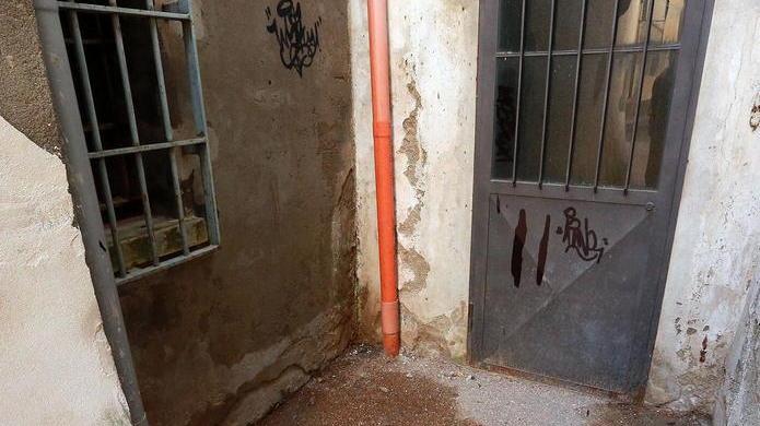 Il vicolo Marchetti tra scritte e cattivi odori