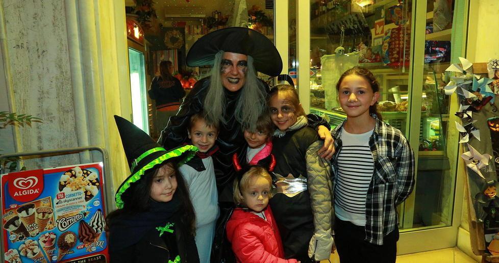 Dolcetto o scherzetto? Bambini mascherati invadono il centro