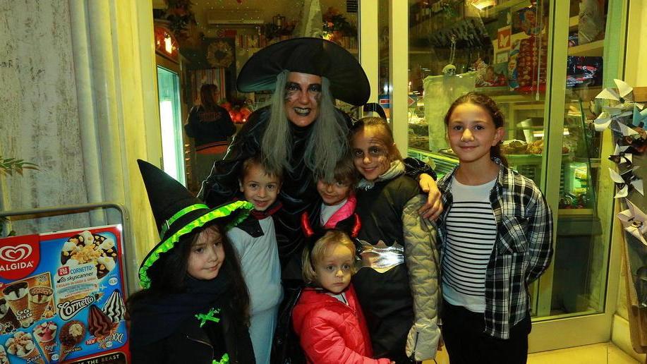Dolcetto o scherzetto? Bambini mascherati invadono il centro