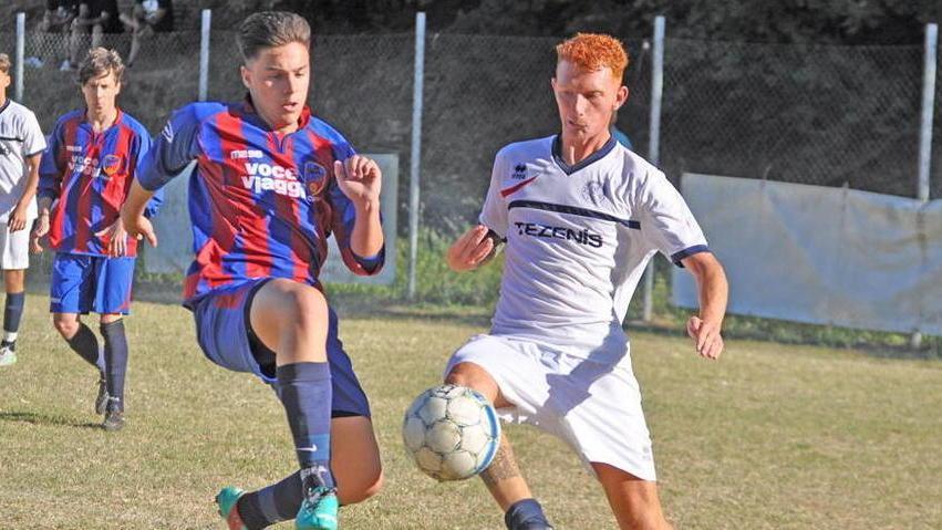 Cecina, lo sgambetto dell’arbitro