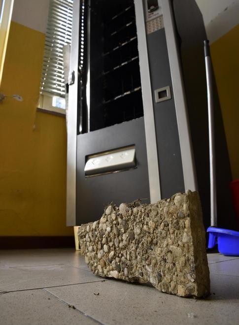 Ladri spaccano portone e distributori e rubano l’incasso