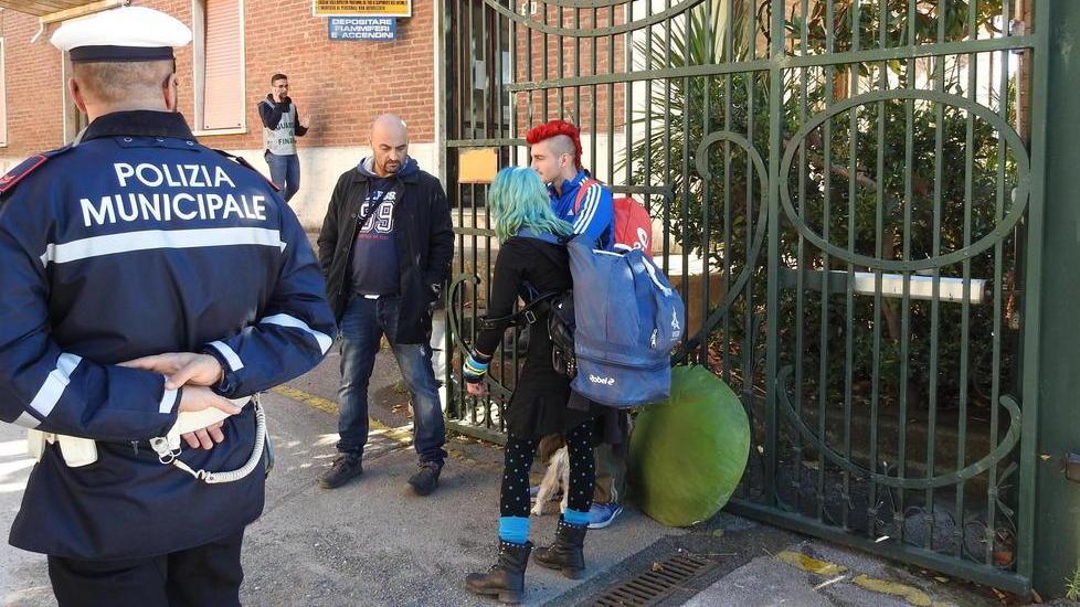 Rave nella fabbrica, esplode la polemica