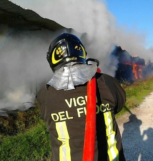 Capannone a fuoco Brucia tetto di eternit È paura intossicazione 