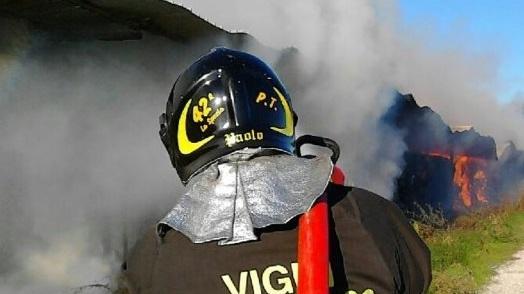 Capannone a fuoco Brucia tetto di eternit È paura intossicazione