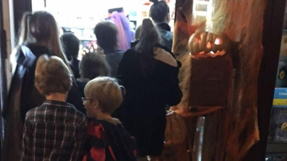 Su mortu mortu, i bimbi invadono il centro