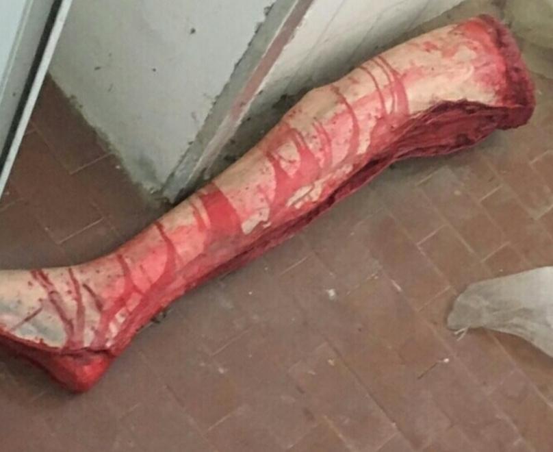 Sangue e cadaveri nell’area industriale ma è una scenografia 