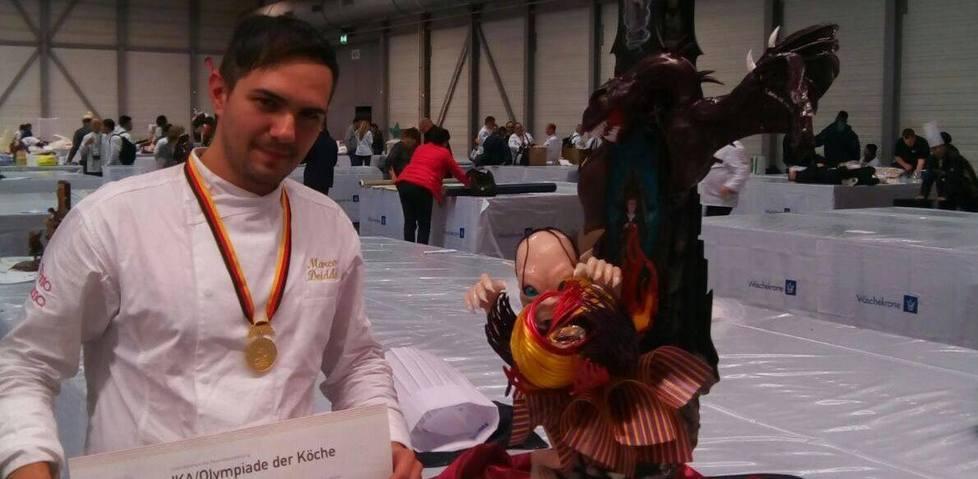 Il pasticcere artista lavora lo zucchero come fosse vetro 