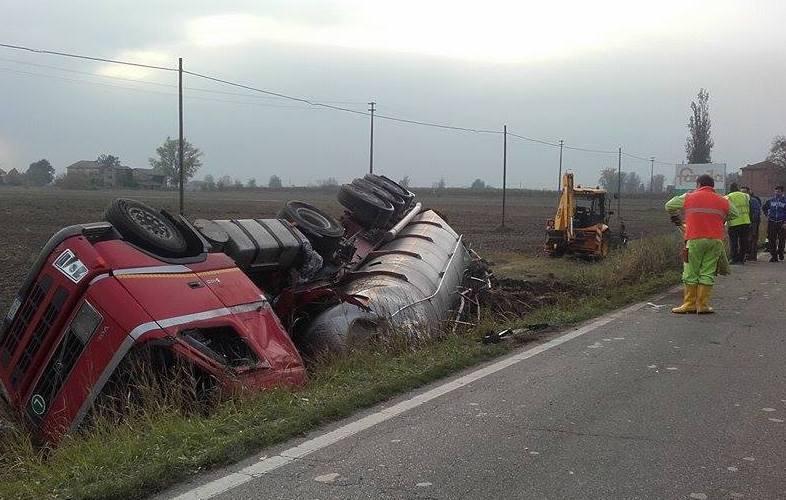 Camion pieno di colla si ribalta 