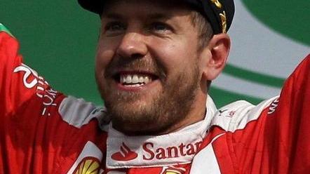 Vettel scende dal podio, Ferrari: «Verdetto pesante e ingiusto»