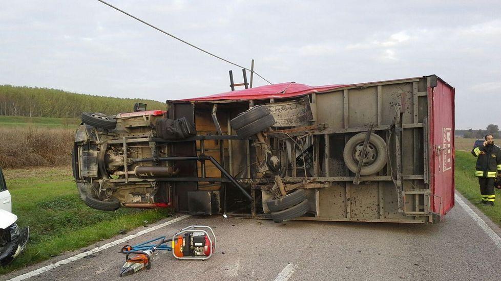 Scontro tra un furgone e un’auto