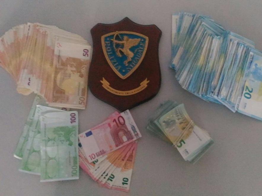 Fermati in A13 con i soldi dei furti 