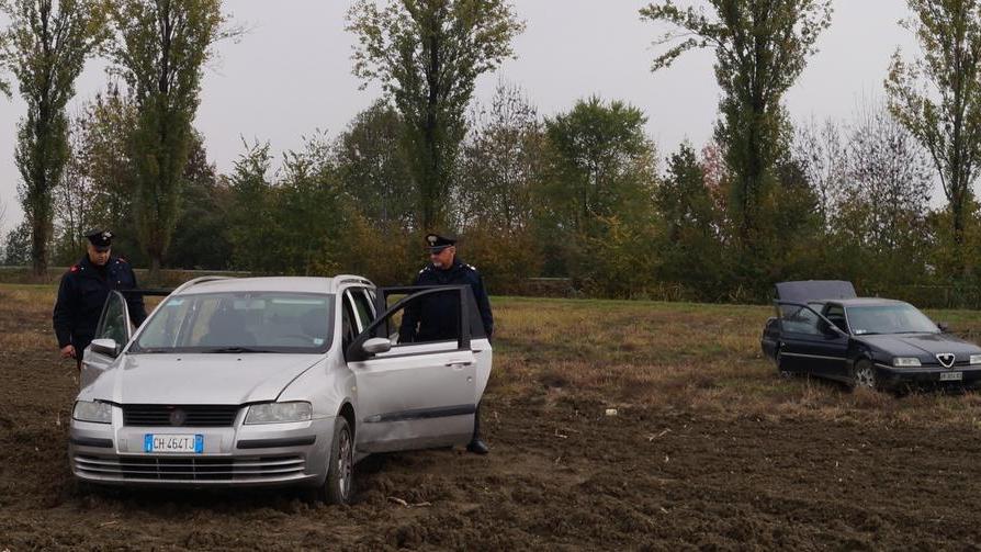 Rubano un carro attrezzi e sradicano il bancomat