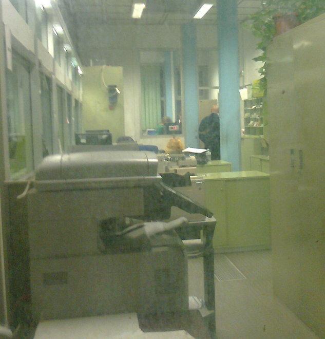 Con il piede di porco rapinano le Poste 