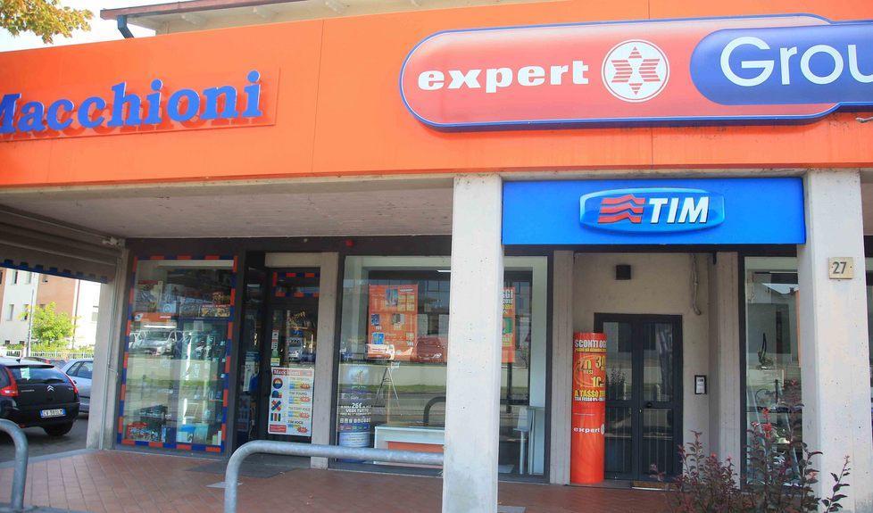 Rubate decine di cellulari nel negozio Macchioni 