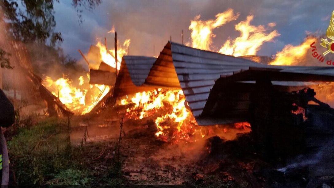 Il fienile in fiamme nel maneggio Fioralice