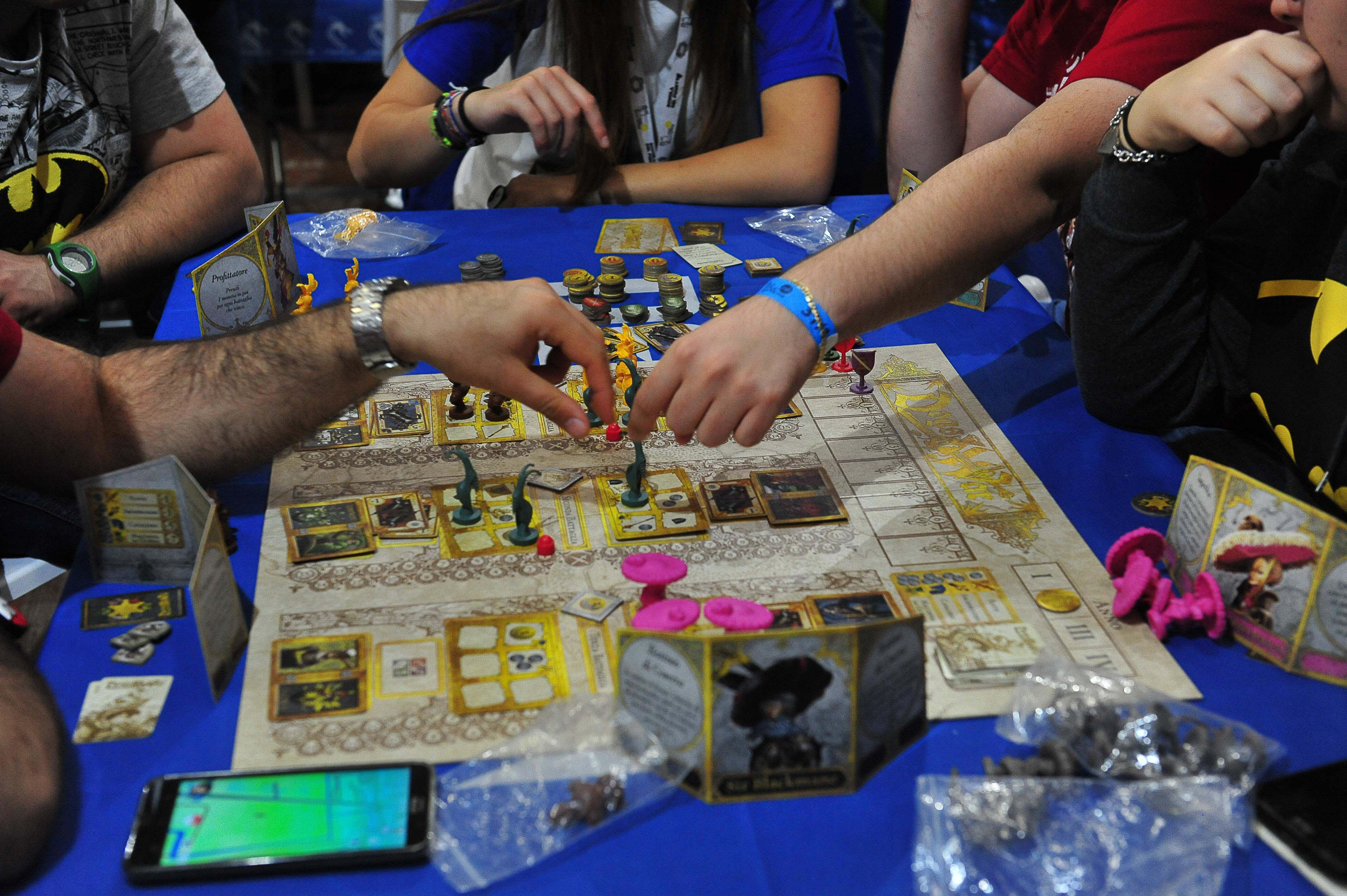 Una partita ai tavoli nel padiglione di Lucca Games (Foto Sernacchioli)