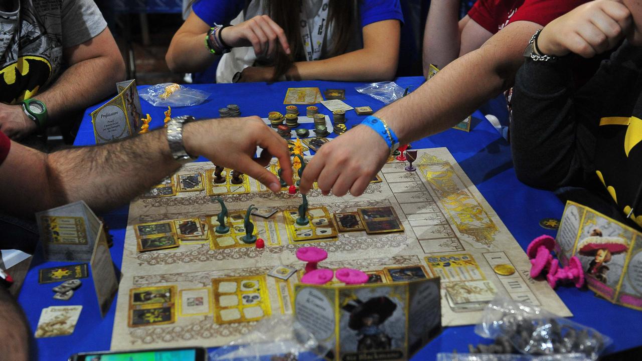 Una partita ai tavoli nel padiglione di Lucca Games (Foto Sernacchioli)