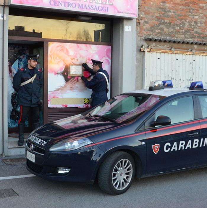 Uno dei centri chiusi dai carabinieri 