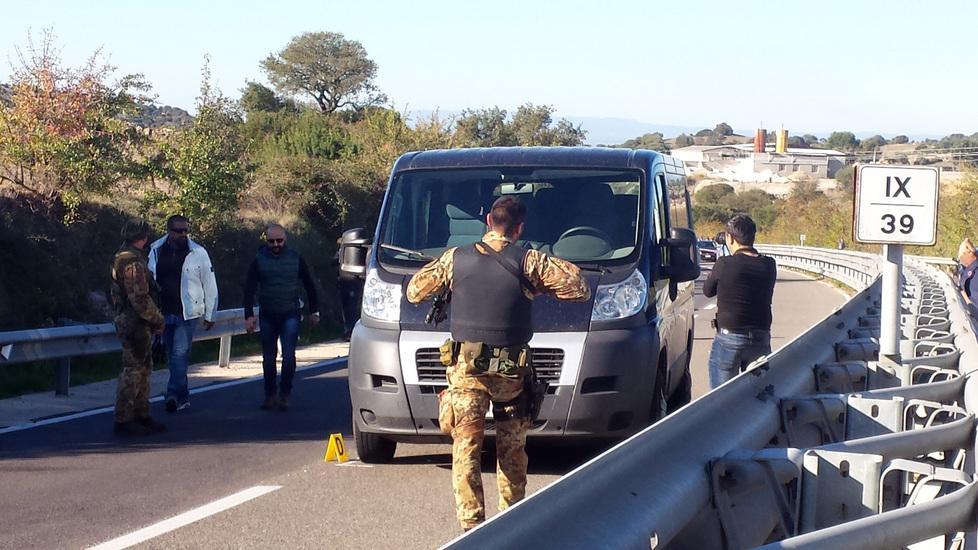 Assalto fallito al furgone portavalori, arrestato un uomo armato. Ma è un mistero