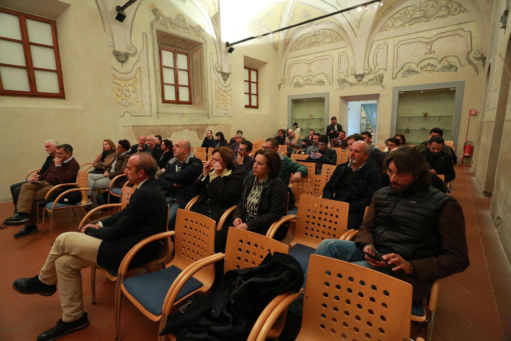 L'assemblea dei commercianti (foto agenzia Sestini)
