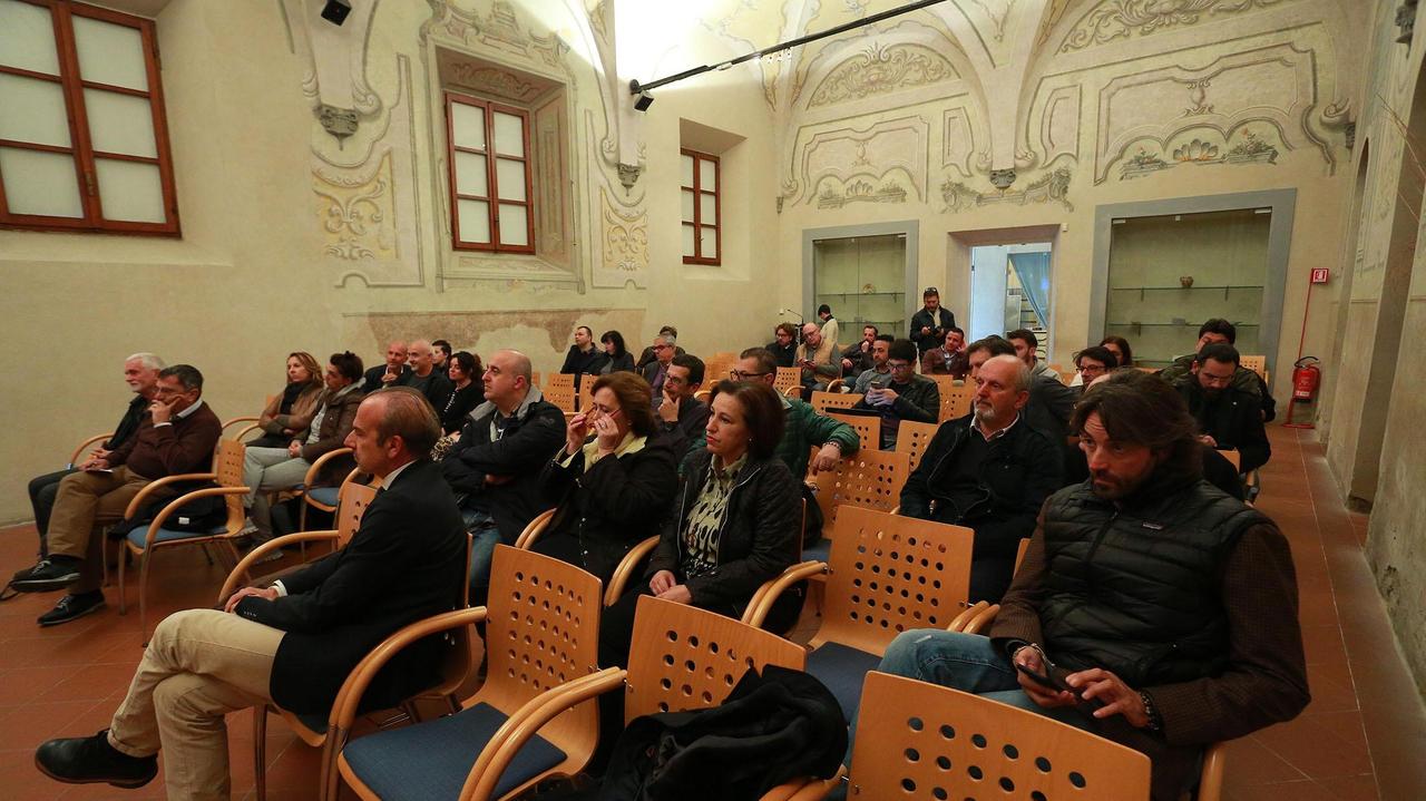 L'assemblea dei commercianti (foto agenzia Sestini)