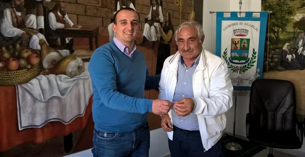 Il sindaco di Ollolai Efisio Arbau con il primo compratore di case a un euro Vito Casula