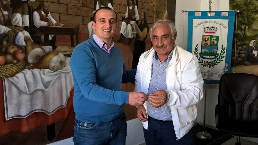 Il sindaco di Ollolai Efisio Arbau con il primo compratore di case a un euro Vito Casula