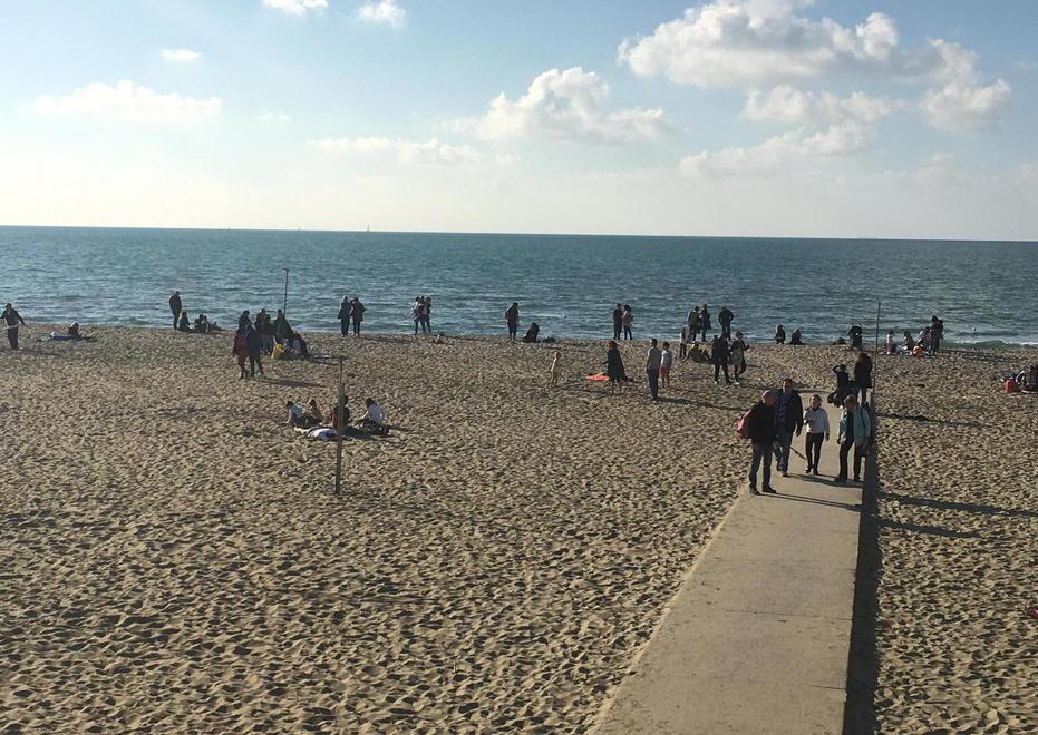  Tantissimi in spiaggia e qualcuno fa il bagno 