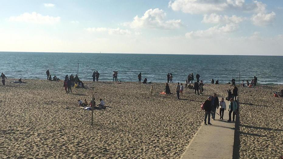 Tantissimi in spiaggia e qualcuno fa il bagno