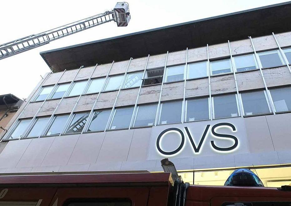 Bottiglie a rischio caduta da un tetto in Corso
