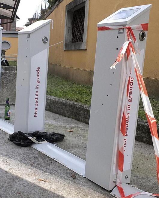 Stazione di noleggio ancora fuori uso in piazza Cavalieri
