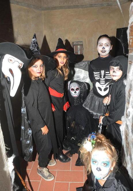 Halloween, una folla ha occupato il centro per la serata dell’horror 