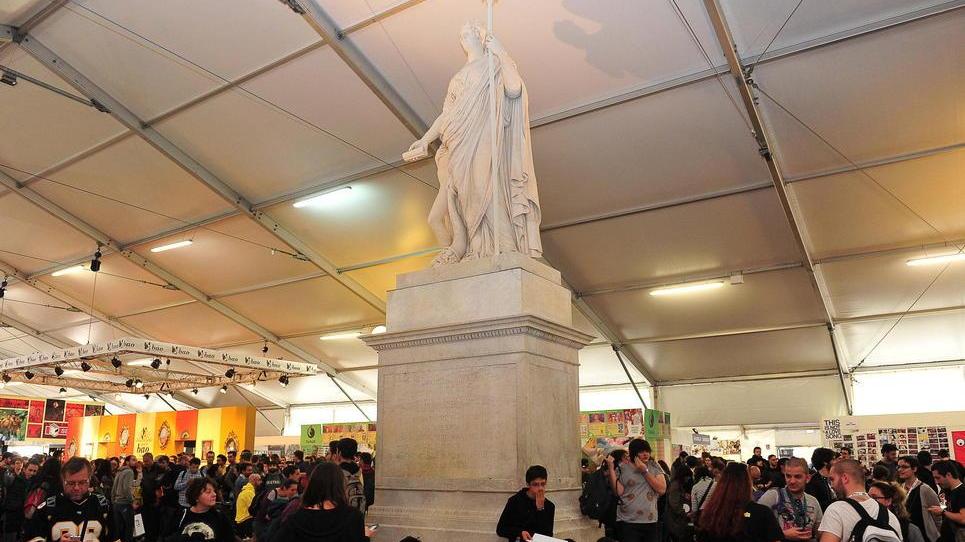 Subito ripulita la statua di Maria Luisa