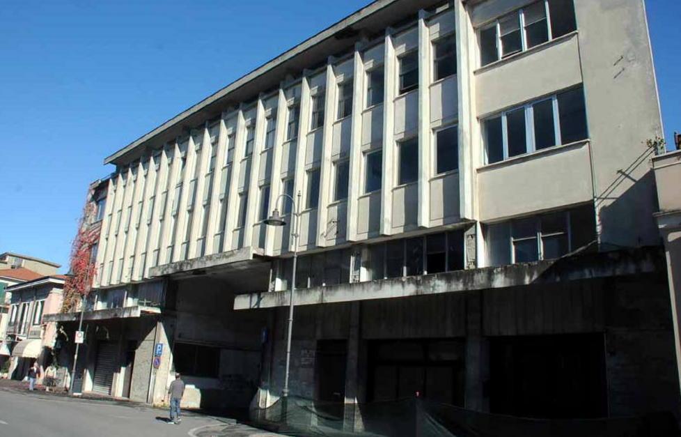 Il regno del degrado nel centro di Avenza 