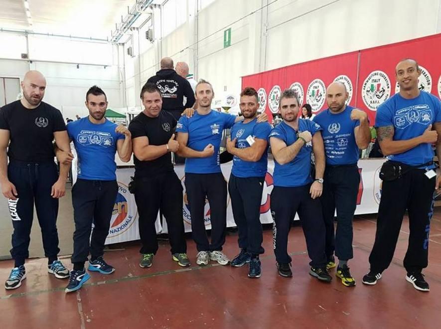 La coppa sotto Braccio Altro colpo Tyrsenoi