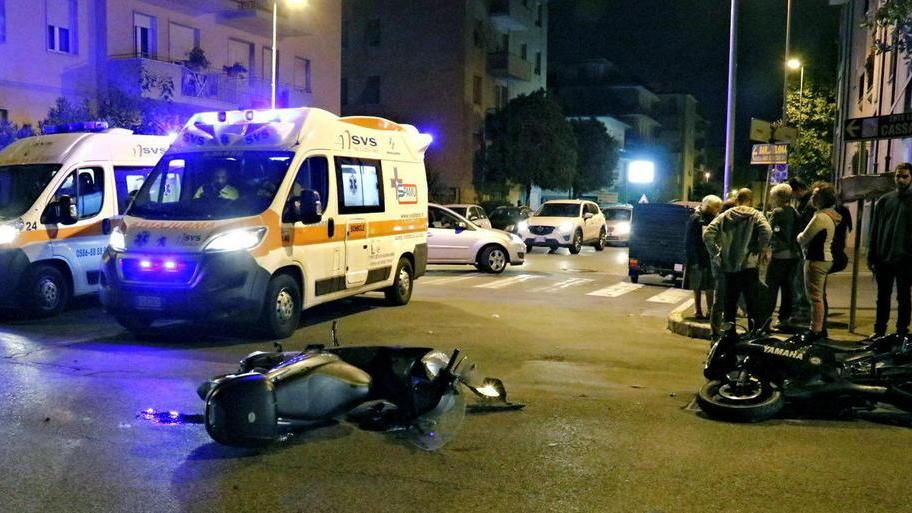 Scontro tra moto e scooter: due feriti
