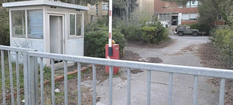 «Si sparano». Ma è un’esercitazione dei paracadutisti 