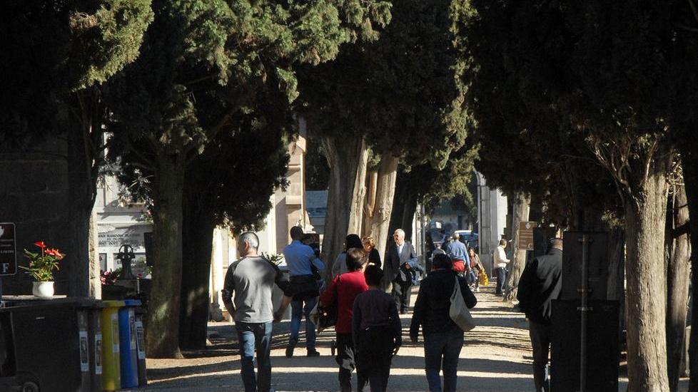 Migliaia rinnovano il rito dell’omaggio ai defunti
