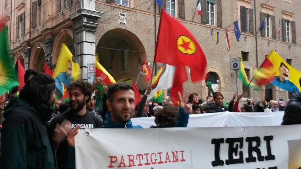 Curdi in corteo per la giornata di Kobanè