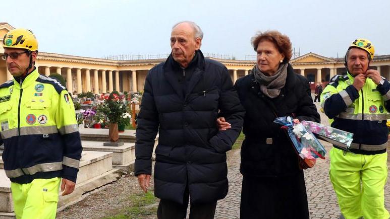 I volontari in prima fila per chi va dai propri cari
