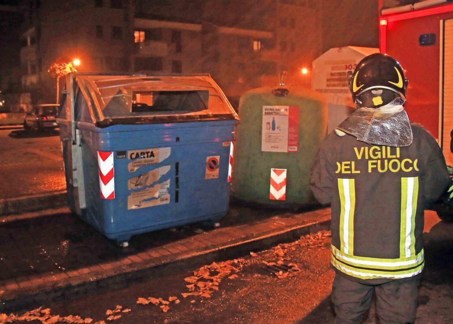 Cassonetti incendiati dai vandali 