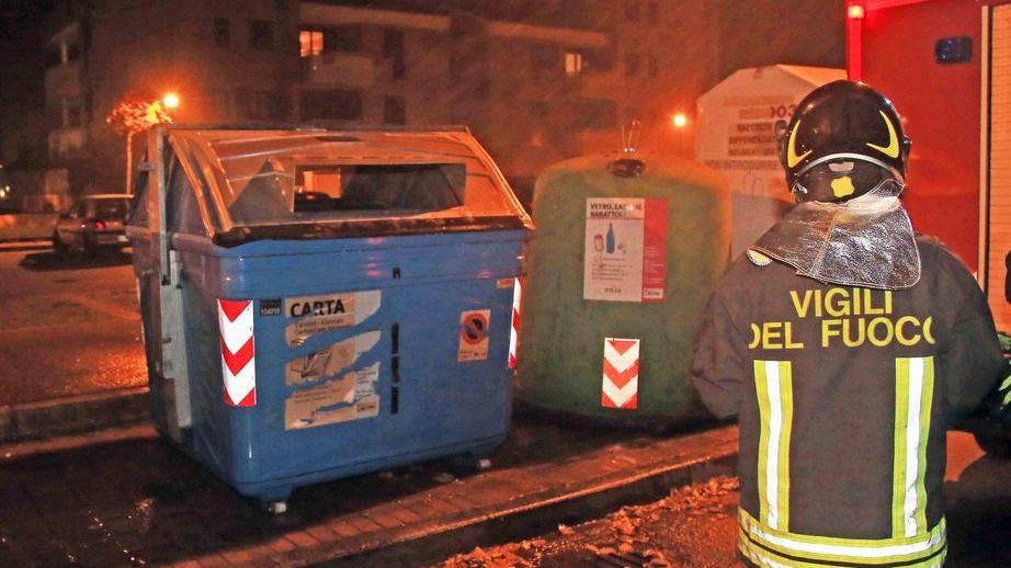 Cassonetti incendiati dai vandali