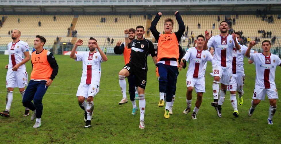 Una Regia da derby passeggia a Modena 