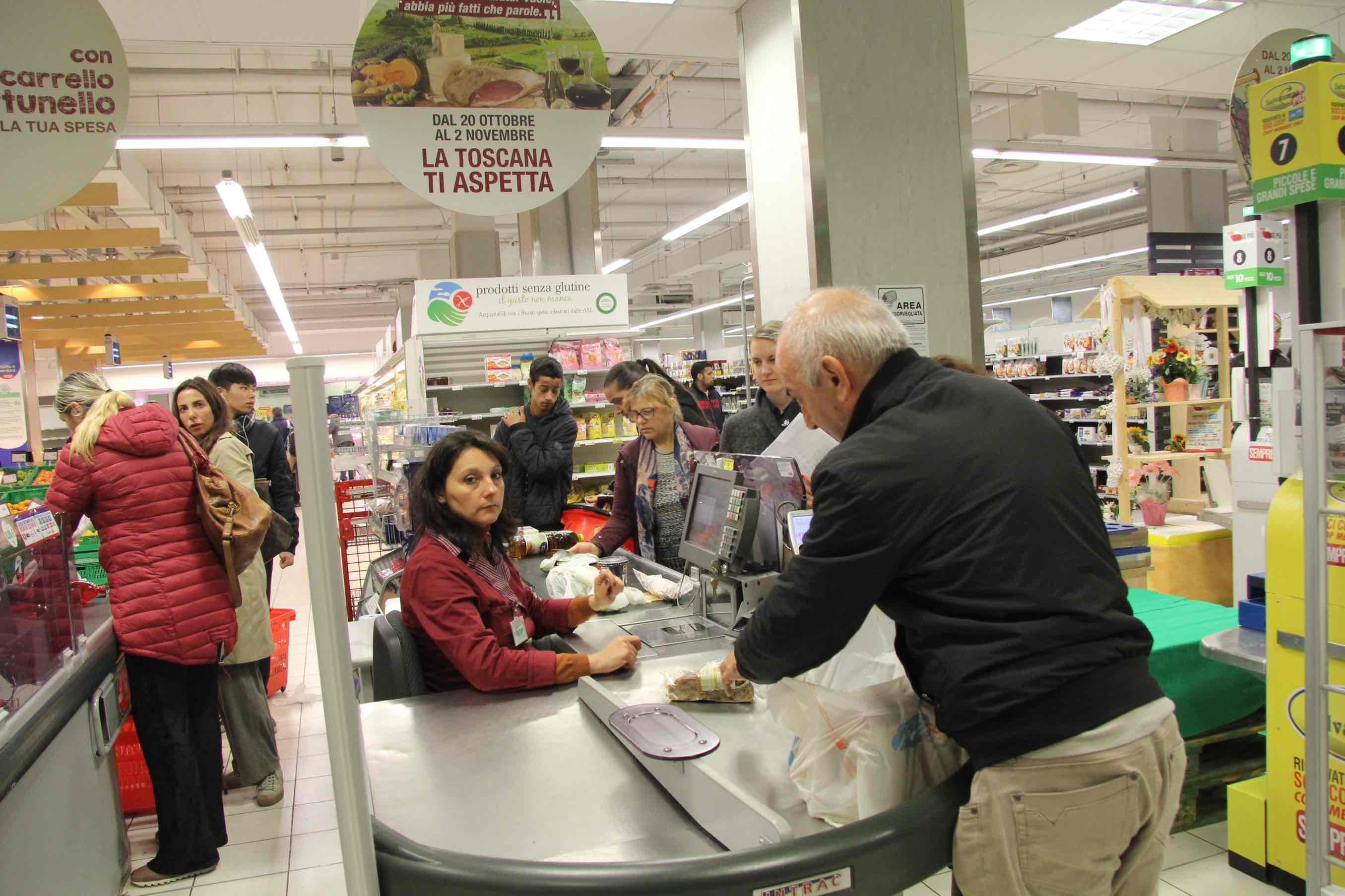 Ultimo giorno di apertura per la Coop di piazza San Marco (foto Batavia)
