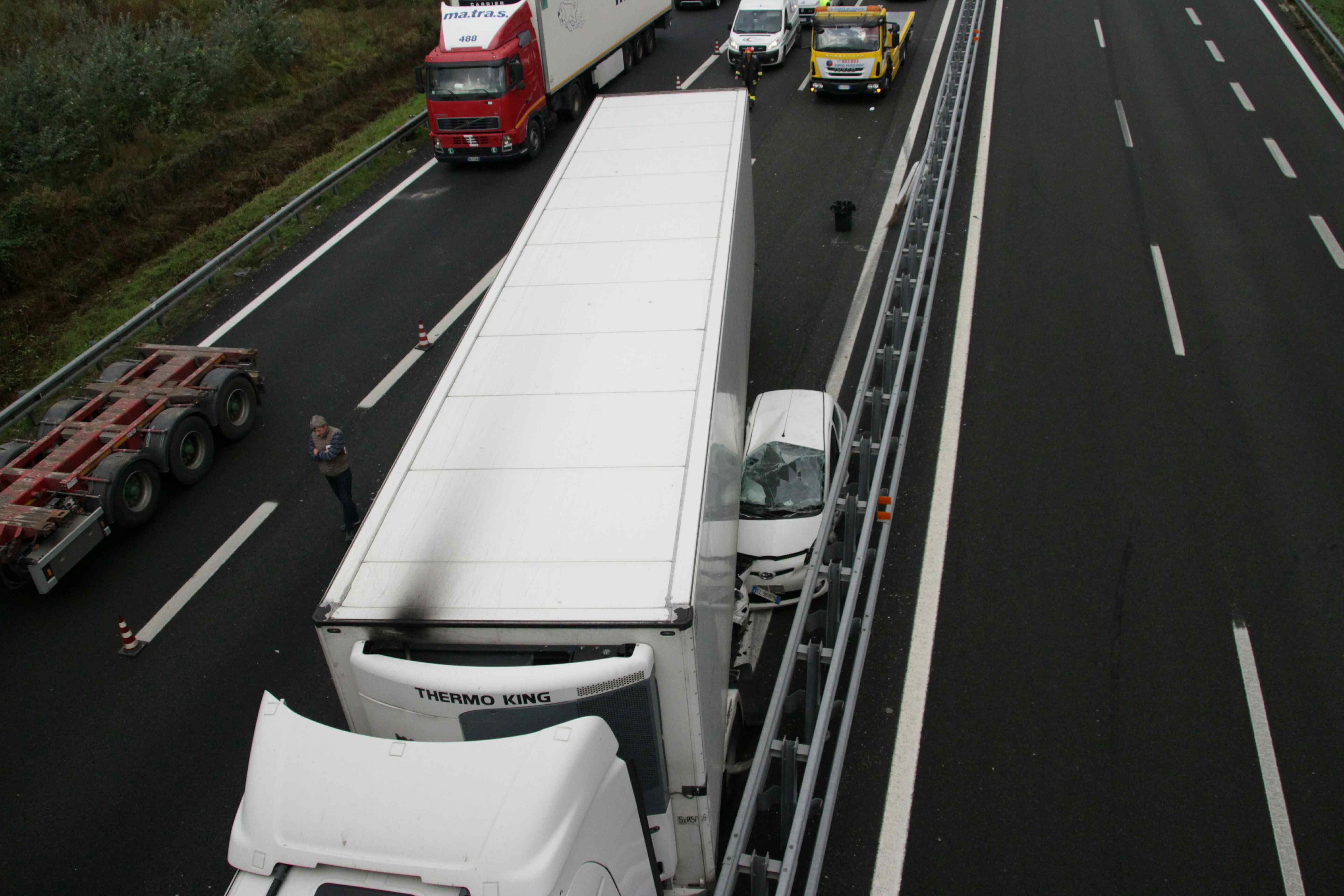 L'auto rimasta schiacciata fra il tir e il guardrail (foto Ciurca/Paglianti)