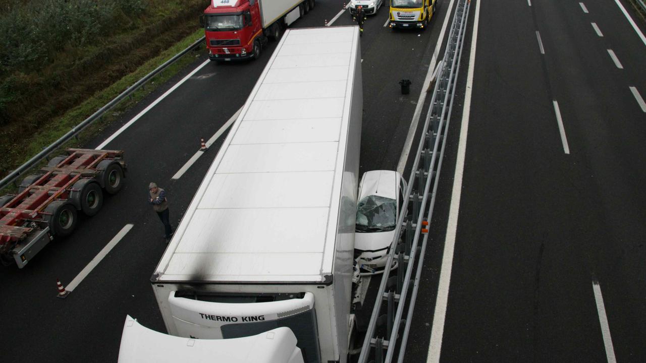 L'auto rimasta schiacciata fra il tir e il guardrail (foto Ciurca/Paglianti)